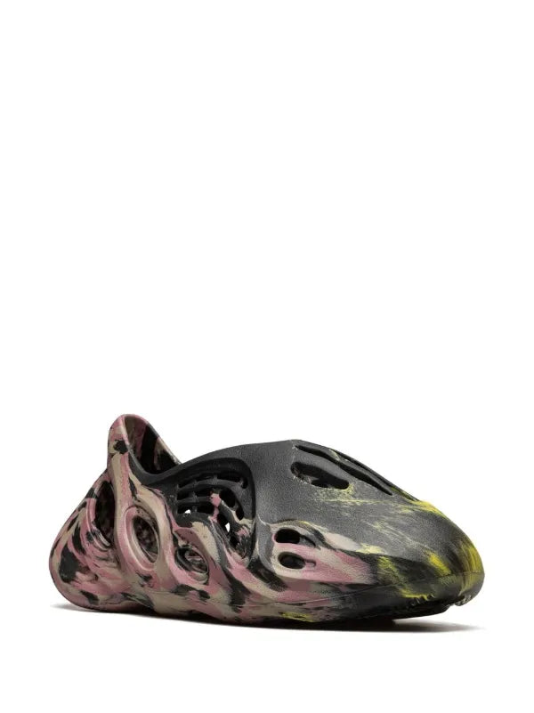 YEEZY FOAM RNR CARBON